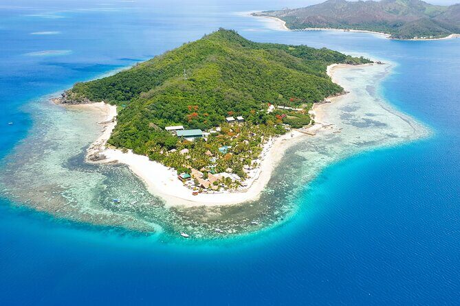25 minutes Mamanuca Island Tour - Malolo Lailai (Little Malolo): Plantation Island from above