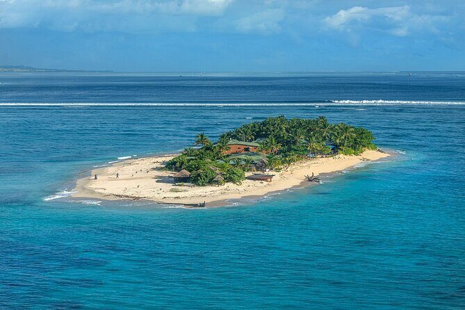 25 minutes Mamanuca Island Tour - Likuliku Lagoon Resort and overwater bures: the lagoon look is the point
