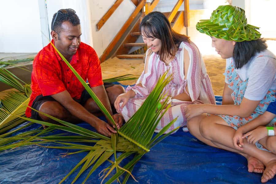 Fiji: Beachcomber Island Day Cruise with Snorkelling - Fish feeding + the glass bottom boat: marine time without the stress
