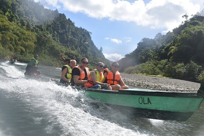 Jewel Of Fiji incl Fijian Village, Waterfall & Lunch Coral Coast - From Pacific Harbour to Navua River: setting up the day
